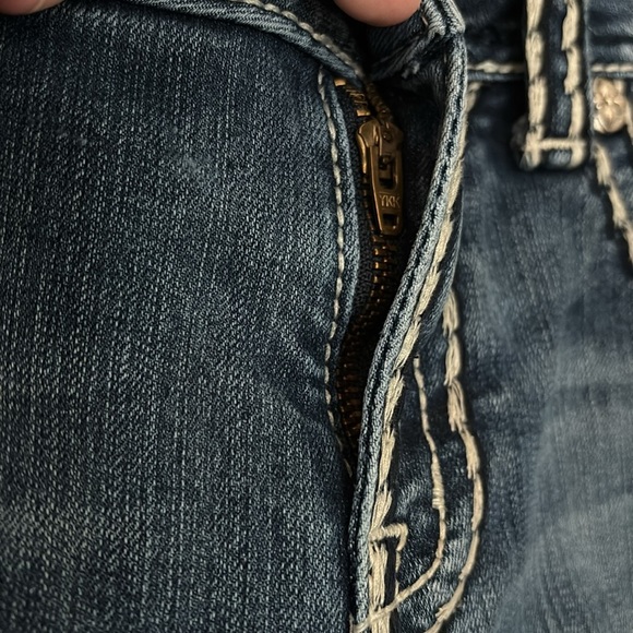 Women’s Miss Me Loose Saddle Stitch Border Boot Cut Jeans, 30” Waist Medium Wash - Picture 4 of 11